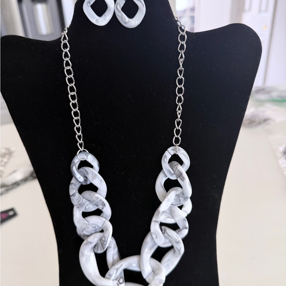 Women's Marbled White Chain Necklace and Earrings Set NWOT